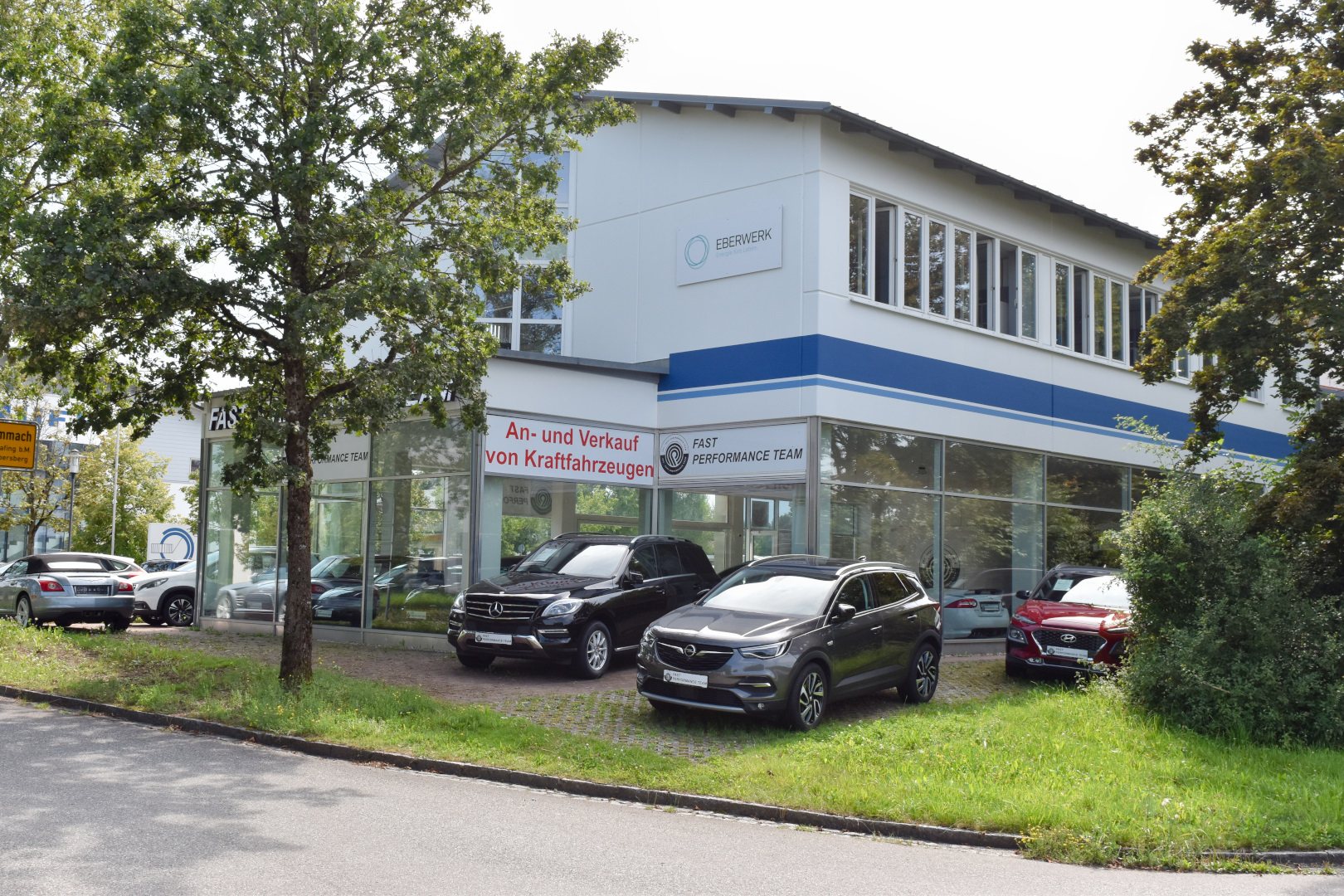 Autohaus Fast Performance Team in Grafing mit Banner zum An- und Verkauf