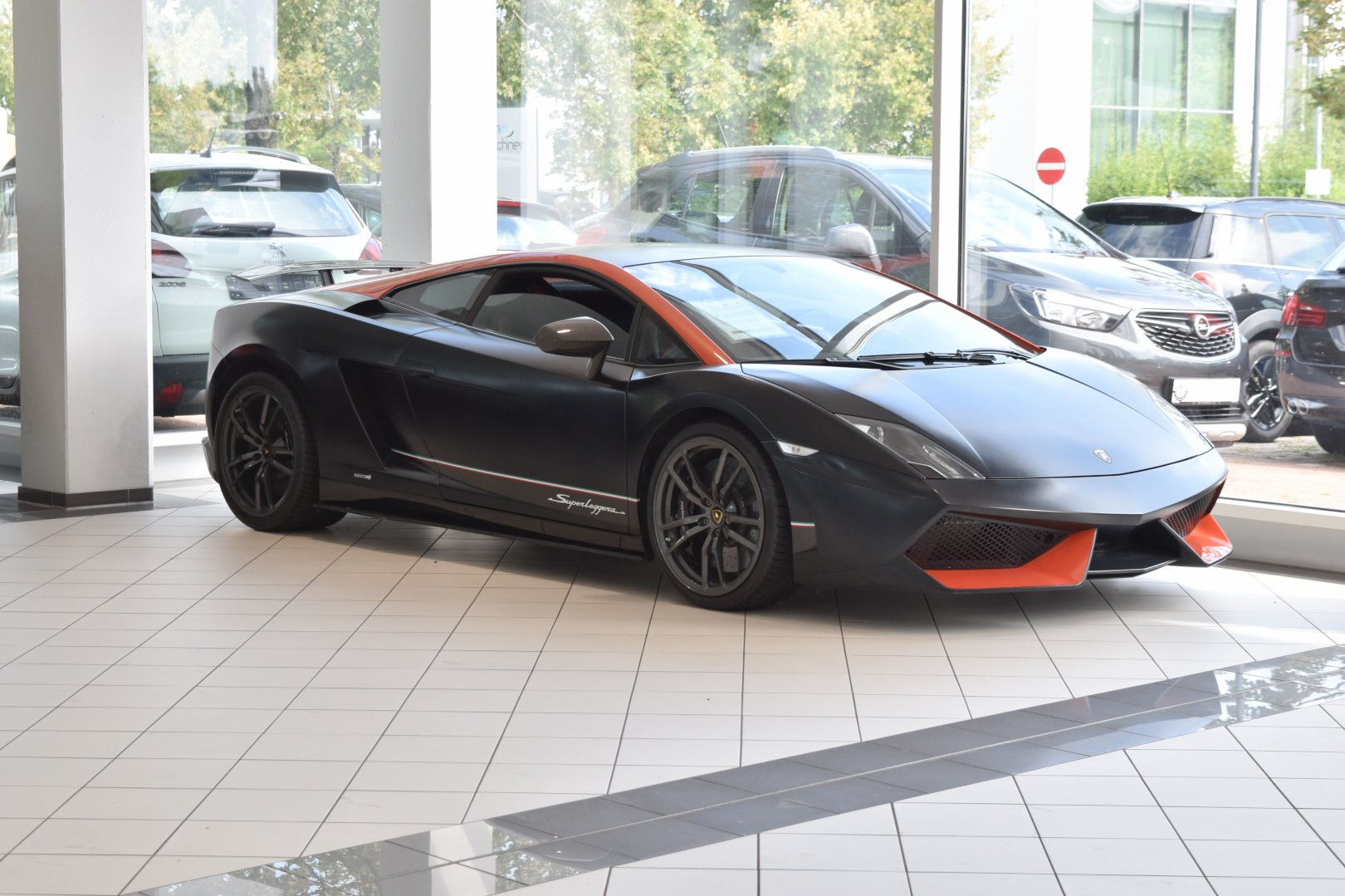 Lamborghini im Showroom des Fast Performance Team