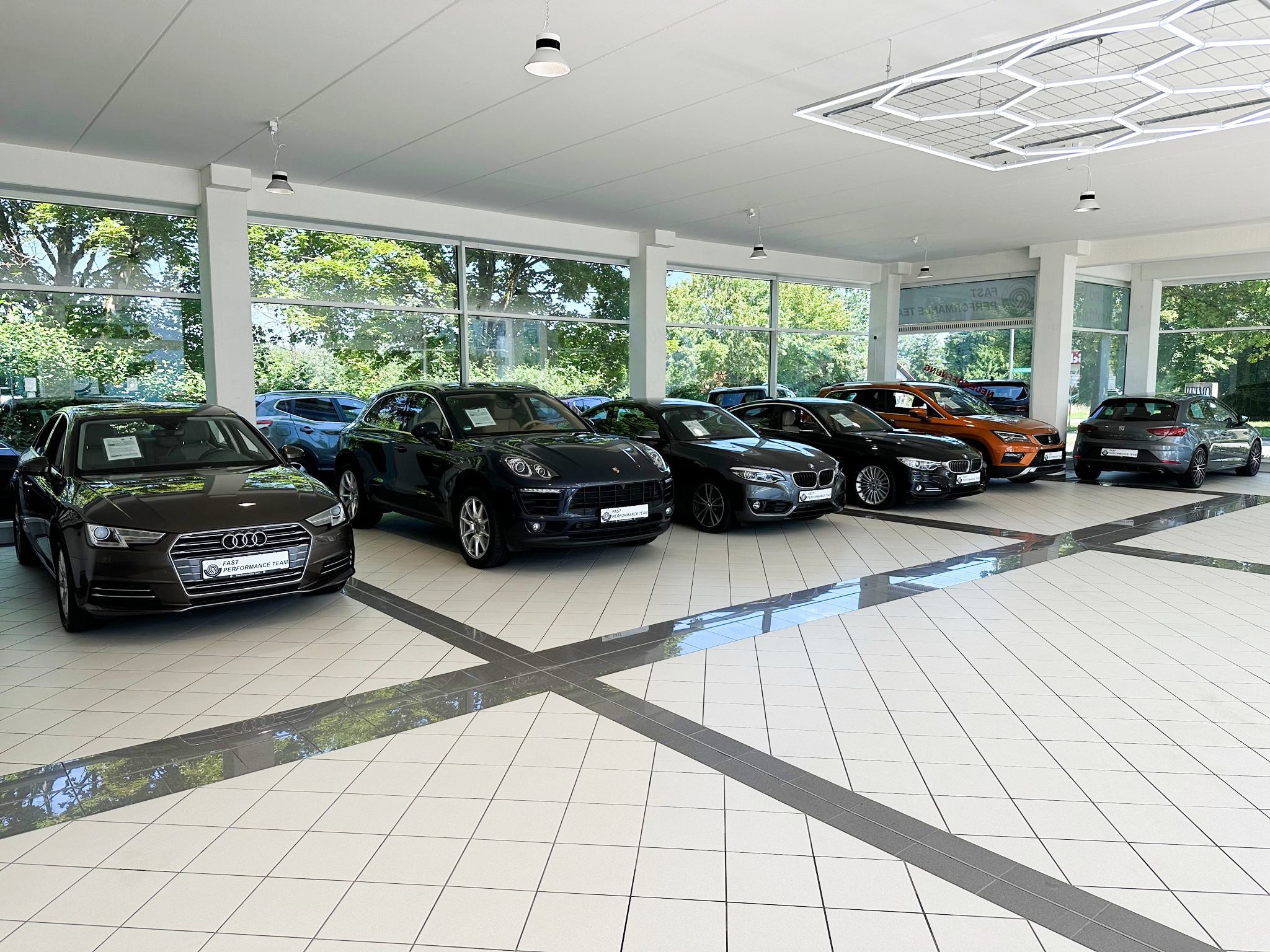 Showroom des Fast Performance Team in Grafing mit Gebrauchtwagen